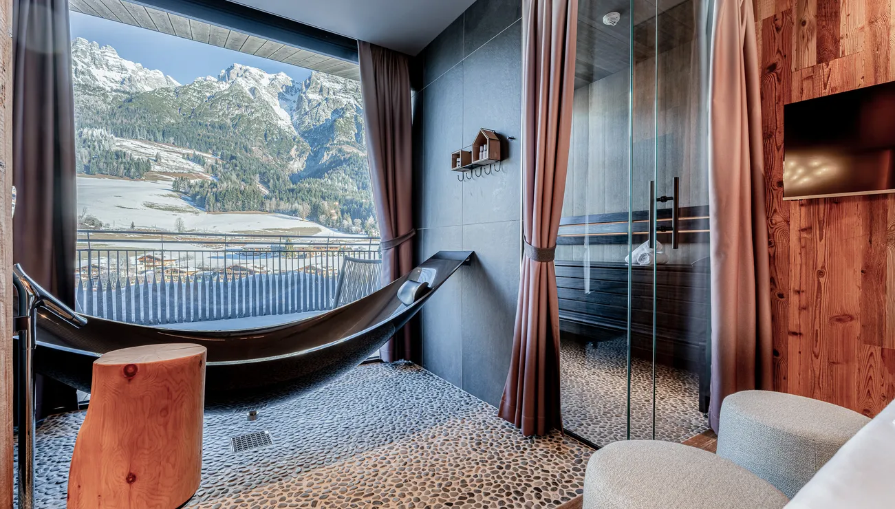 Luxuriöses Hotelzimmer mit Hängematten-Badewanne, Sauna und Bergblick