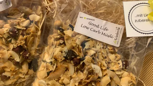 Tüte Good Life Low Carb Müsli mit Nüssen und Samen auf Strohhintergrund