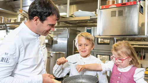 Andreas Herbst in der Küche mit Kindern