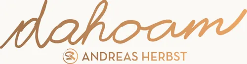 Logo mit dem Schriftzug 'dahoam' und dem Namen Andreas Herbst in Braun-Orange-Tönen