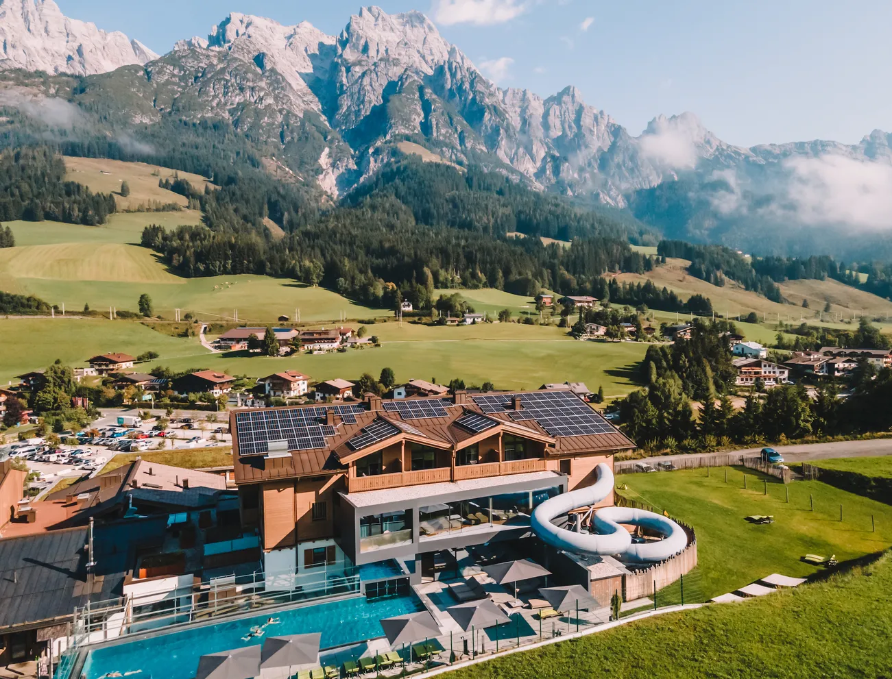 Luksuriøst alpe-resort med pool og vandrutsjebane i bjerglandskab