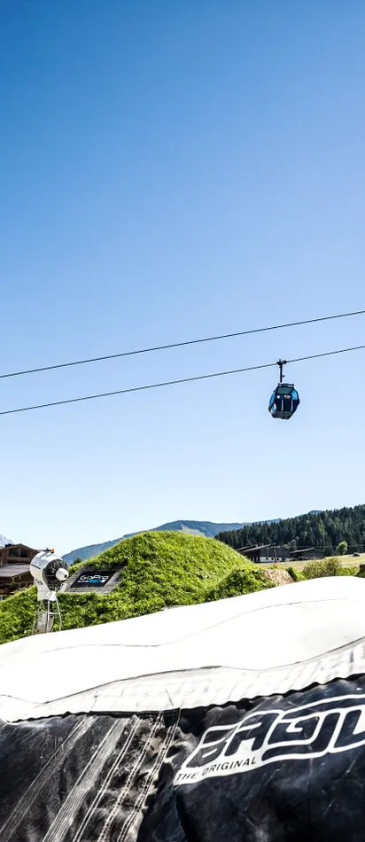 Mountainbiker macht Rückwärtssalto über Luftkissen im alpinen Bikepark