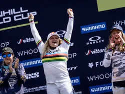 Mountainbikerinnen feiern auf dem Podium beim Downhill-Weltcup