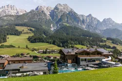 9_riederalm_content-butlers_web_drohne-familienwellness-berge355.jpg