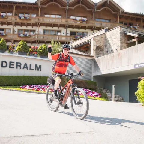 4_riederalm_content-butlers_web_e-bike-tour138-V2.jpg
