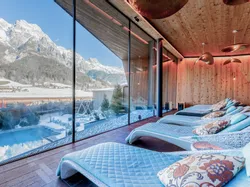 Modernes Alpenspa mit Bergblick, großen Fenstern und bequemen Liegen