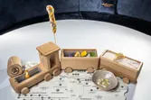 Gourmet-Vorspeisen serviert in Holzeisenbahn auf Alpen-Regionalkarte