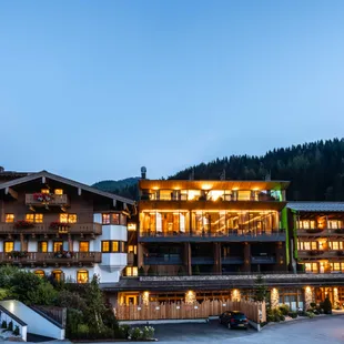 Außenansicht der Riederalm bei Nacht in Leogang