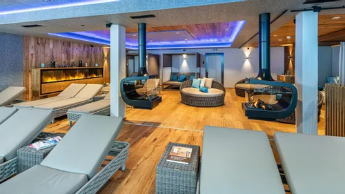 Moderner Spa-Ruheraum mit Korbliegen, Kaminen und stimmungsvoller Beleuchtung