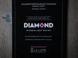 Tafel zeigt Gourmetrestaurant Dahoam als zertifizierten Partner von Diamond Mineralwasser