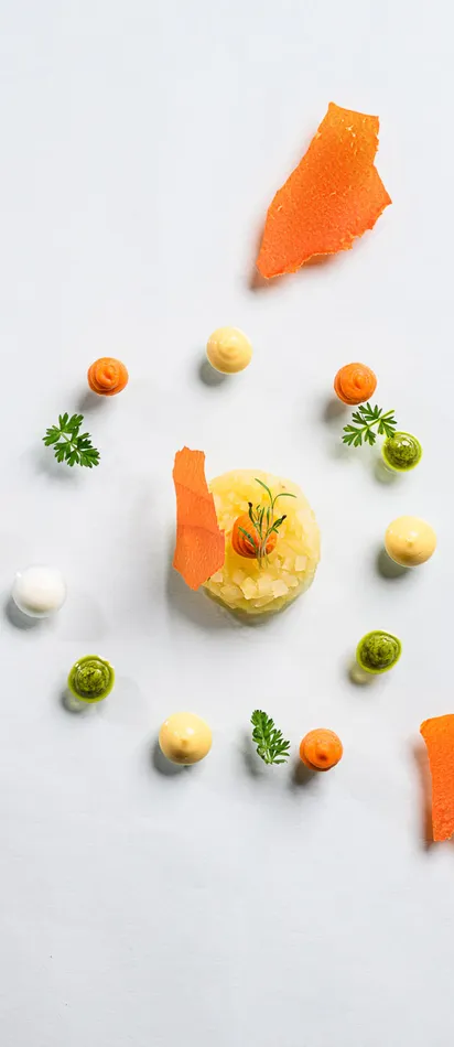 Gourmetgericht mit weißer Karotte