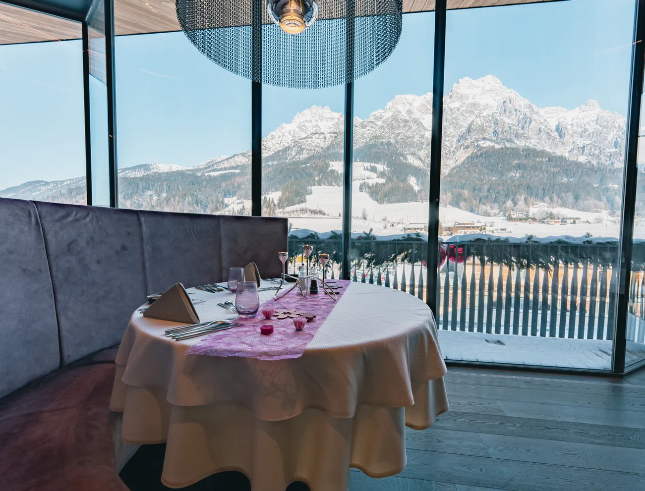 Elegant restauranttafel met uitzicht op besneeuwde bergen door panoramische ramen