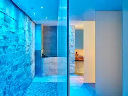 Modernes Spa-Interieur mit Steinwänden, Ambientebeleuchtung und Wasserspiel