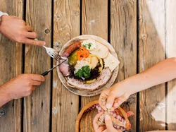 Brotzeit mit Wurst, Käse, Schinken und Brot auf Holztisch