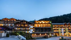 Außenansicht Riederalm bei Nacht in Leogang