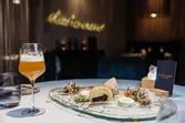 Gourmet-Verkostungsmenü mit Craft-Bier und eleganter Präsentation im gehobenen Restaurant