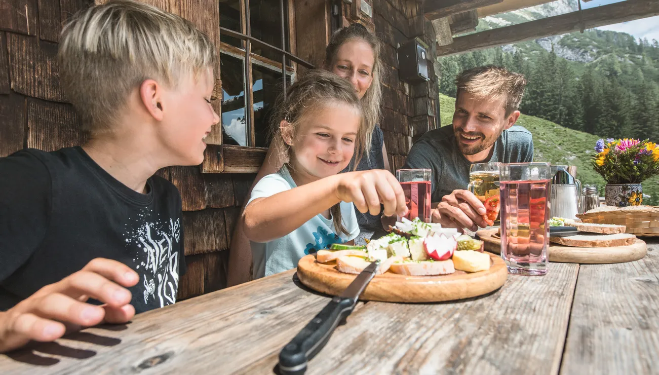 Jause bei Wanderung im Pinzgau