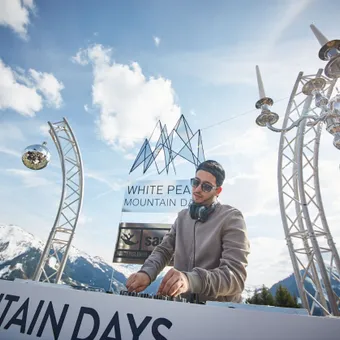 DJ-Auftritt beim White Pearl Mountain Days Festival in schneebedeckter Alpenkulisse