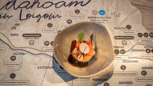 Gourmetvorspeise in Keramikschale auf einer Leogang-Karte präsentiert