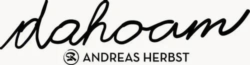 Logo mit Schriftzug 'dahoam' und dem Namen Andreas Herbst
