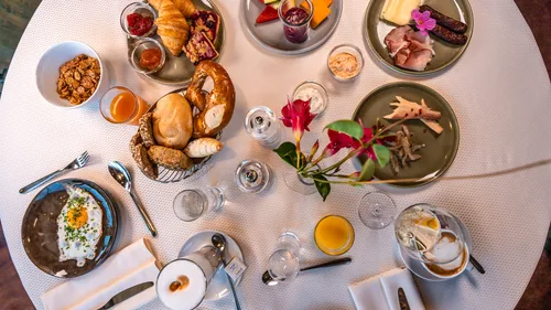 Frühstückstisch von oben in der Riederalm