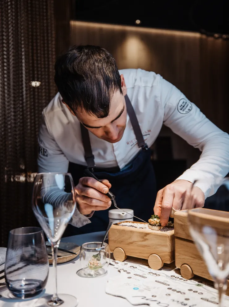 Andreas Herbst dressing a gourmet dish