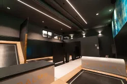 Indoor-Trampolinpark mit gepolsterten Wänden und weichem Boden bei Riederalm