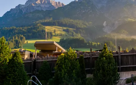 Frau entspannt im Thermalpool, die Steinberge im Hintergrund