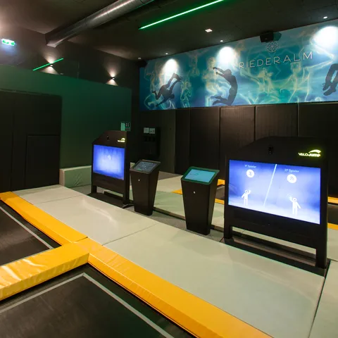 Indoor-Trampolinpark mit interaktiven ValoJump-Bildschirmen und gepolsterten Sprungflächen
