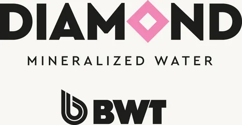 Logo von Diamond Mineralized Water in Schwarz mit rosa Diamantform und BWT-Branding